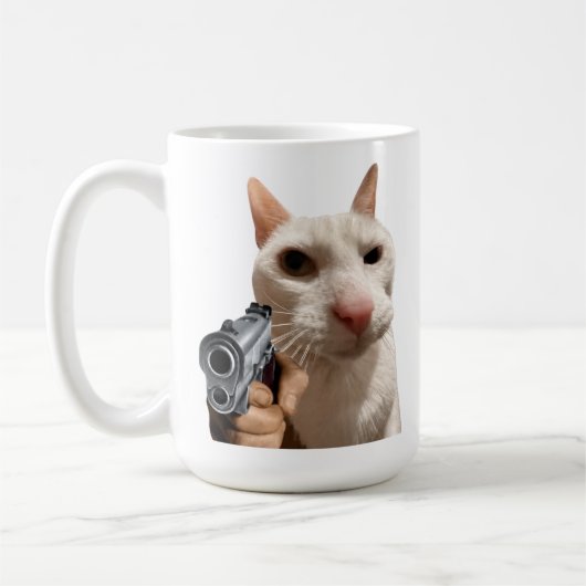 Koele kat met pistool grappige meme koffiemok (Links)