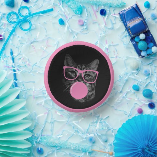 Koele kat met roze bril en bubbelkauwgom papieren kommen (Feest)