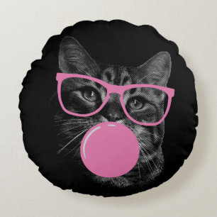Koele kat met roze bril en bubbelkauwgom rond kussen