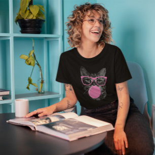 Koele kat met roze bril en bubbelkauwgom t-shirt