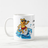 Koele kat surfer op maat koffiemok (Links)