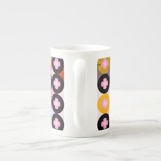 Koele multi gekleurde cirkels & roze klavers porselein kop (Achterkant)