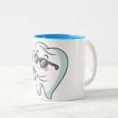 Koele Tand Cartoon met Zonnebril & Koffie Mok (Voorkant rechts)