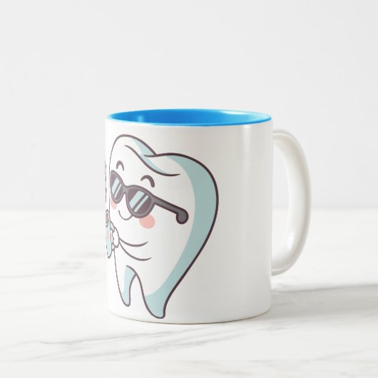 Koele Tand Cartoon met Zonnebril & Koffie Mok (Voorkant rechts)