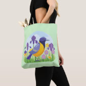 Koele vogel in het veld van iris bloemen tote bag (Dichtbij)