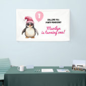 Koele Winter Roze Pinguïn Eerste Verjaardag Meisje Spandoek (Beurs)