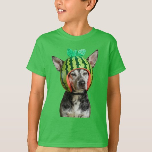 Koelende hond met watermeloen helm t-shirt (Voorkant)