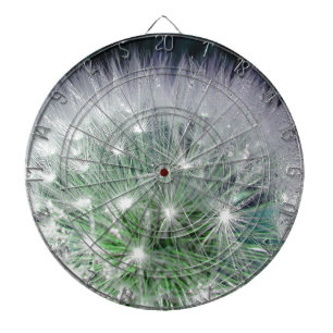 Koelgroen en witte andelion met waterdruppels dartbord