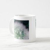 Koelgroen en witte andelion met waterdruppels koffiemok (Voorkant links)