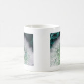 Koelgroen en witte andelion met waterdruppels koffiemok (Center)