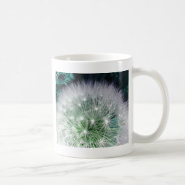 Koelgroen en witte andelion met waterdruppels koffiemok