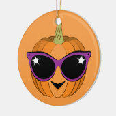 Koelpompoen met een kookpan en een zonnebril met k keramisch ornament (Links)