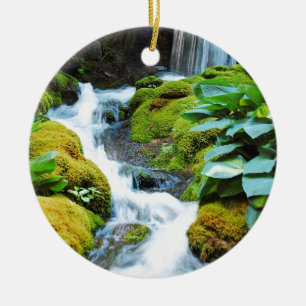 Koelwaterval in groene tuin keramisch ornament