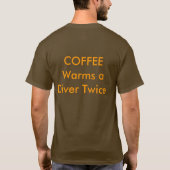 Koffie bewapent een duiker met tweemaal daags T Sh T-shirt (Achterkant)