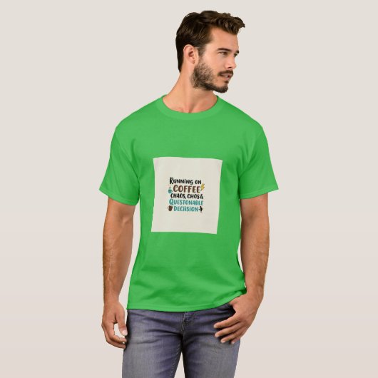 Koffie, chaos en chaos – grappige quote t-shirt (Voorkant volledig)