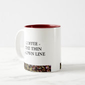 KOFFIE DE THIN BROWN LIJN TWEEKLEURIGE KOFFIEMOK (Voorkant links)