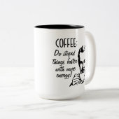 Koffie doet sneller dingen tweekleurige koffiemok (Voorkant rechts)