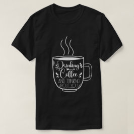 Koffie drinken en denken aan verjaardagsverslaafde t-shirt