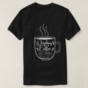 Koffie drinken en denken aan verjaardagsverslaafde t-shirt