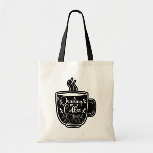 Koffie drinken en verjaardagsverslaafde cool tote bag