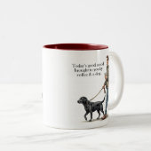 Koffie & een Black Lab maken vandaag beter Tweekleurige Koffiemok (Voorkant rechts)