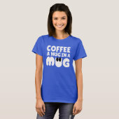 Koffie Een knuffel in een Mok Schattige T-shirt (Voorkant volledig)