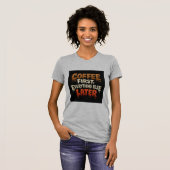 Koffie Eerst Alles Later Grappige T-shirt (Voorkant volledig)