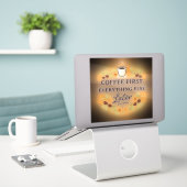 Koffie eerst, alles later – koffieliefhebber sticker (Laptop op bureau)