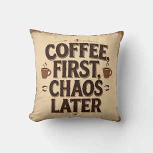 Koffie eerst, chaos later – Retro grappige quote o Kussen