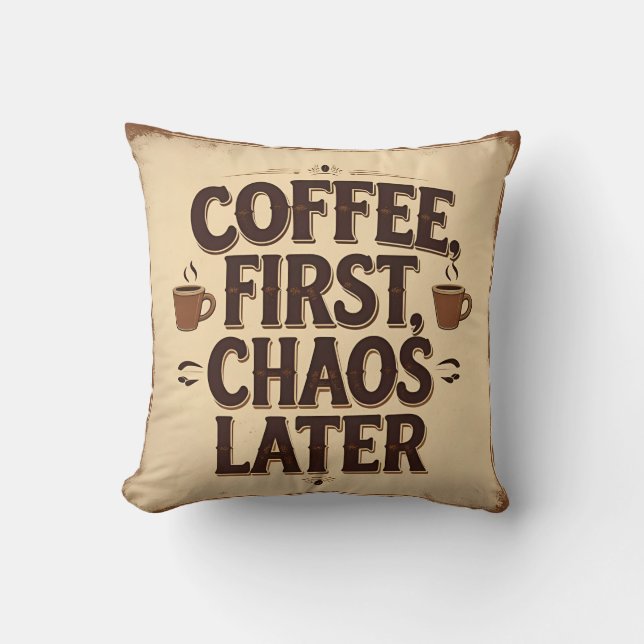 Koffie eerst, chaos later – Retro grappige quote o Kussen (Voorkant)