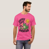 Koffie eerst dan avontuur - Schattigee eigenzinnig T-shirt (Voorkant volledig)
