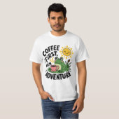 Koffie eerst dan avontuur - Schattigee eigenzinnig T-shirt (Voorkant volledig)