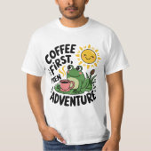 Koffie eerst dan avontuur - Schattigee eigenzinnig T-shirt (Voorkant)