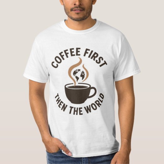 Koffie eerst dan de wereld - Minimalistische aarde T-shirt (Voorkant)