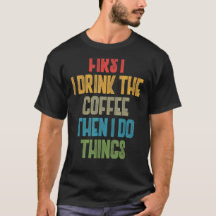 Koffie eerst Drink ik de koffie dan doe ik de t T-shirt