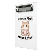 Koffie eerst, dutjes later Schattige Kat | Kawaii Mini Klembord (Angled2)