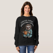 Koffie eerst, later volwassen - Lazy Sloth Trui (Voorkant volledig)