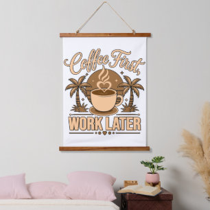 Koffie eerst, later werken – Powered by cafeïne Hangend Wandkleed