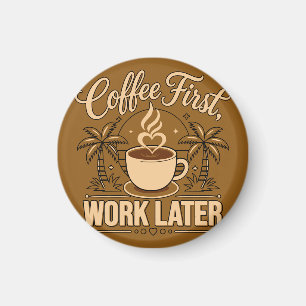 Koffie eerst, later werken – Powered by cafeïne Magneet
