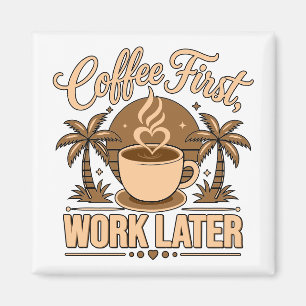 Koffie eerst, later werken – Powered by Caffeine Magneet