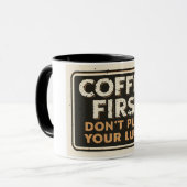Koffie Eerst Maak het Niet Erger – Grappig Sarcast Mok (Voorkant links)