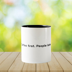 Koffie eerst. Mensen later Minimalistische quote Tweekleurige Koffiemok