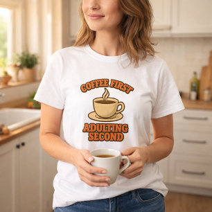 Koffie eerst volwassenheid tweede citaat humor t-shirt