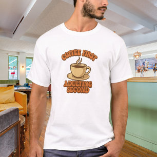 Koffie eerst volwassenheid tweede citaat humor t-shirt