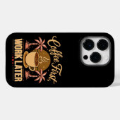 Koffie eerst, werk later. Aangedreven door Caffeïn Case-Mate iPhone Case (Achterkant (horizontaal))