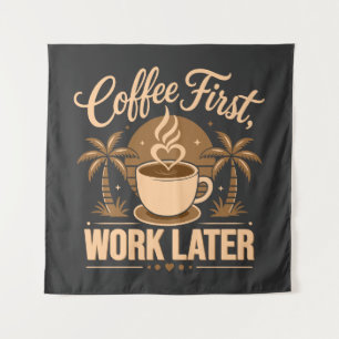 Koffie eerst, werk later. Aangedreven door Caffeïn Wandkleed