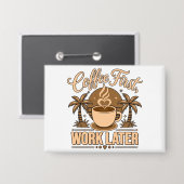 Koffie Eerst, Werk Later – Powered by Caffeïne Button (Voorkant / Achterkant)