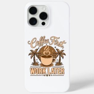 Koffie Eerst, Werk Later – Powered by Caffeïne iPhone 15 Pro Max Hoesje