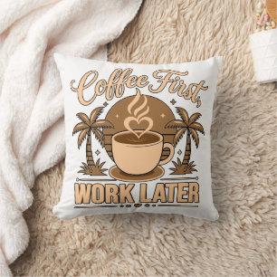Koffie Eerst, Werk Later – Powered by Caffeïne Kussen