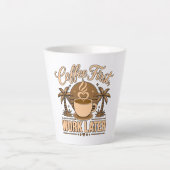 Koffie Eerst, Werk Later – Powered by Caffeïne Latte Mok (Voorkant)